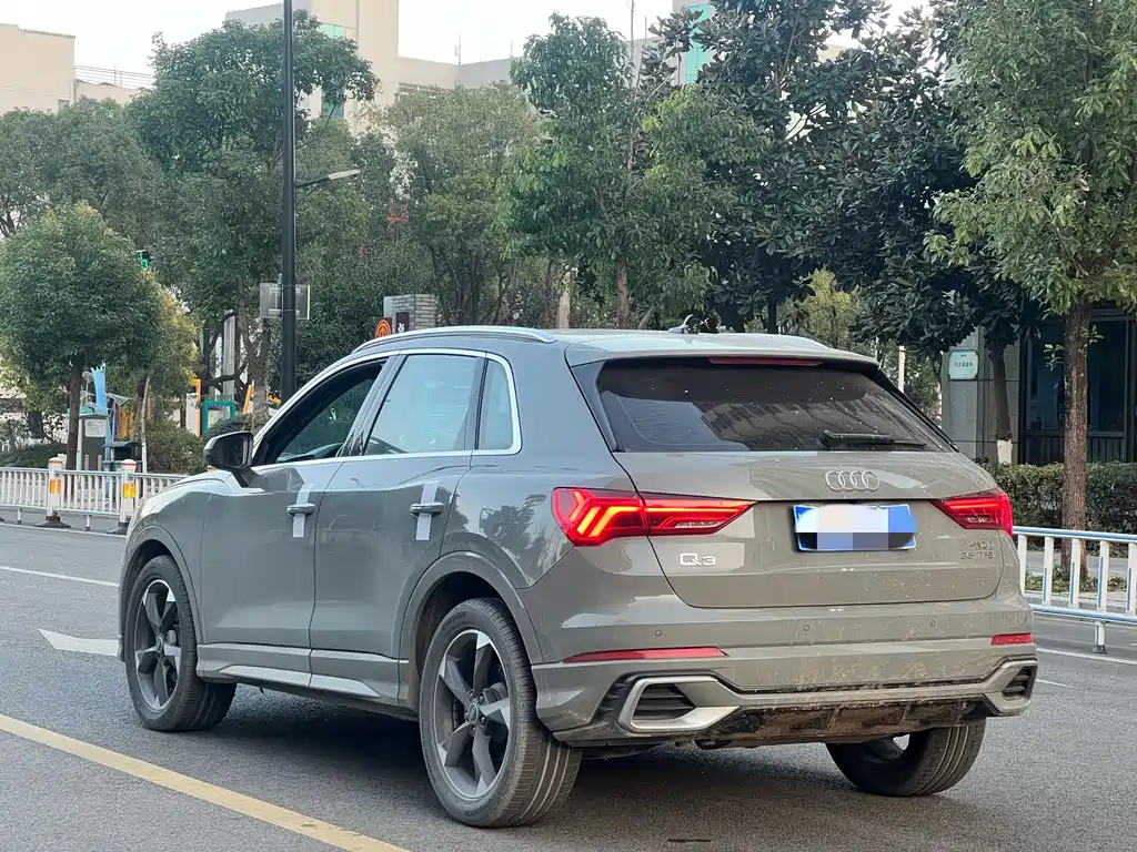 AUDI Q3