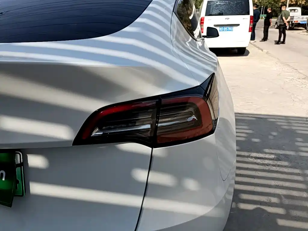 Tesla Model Y — миниатюра 8