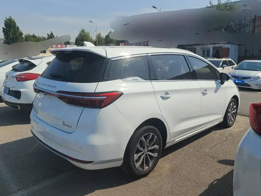 BYD MAX — миниатюра 3
