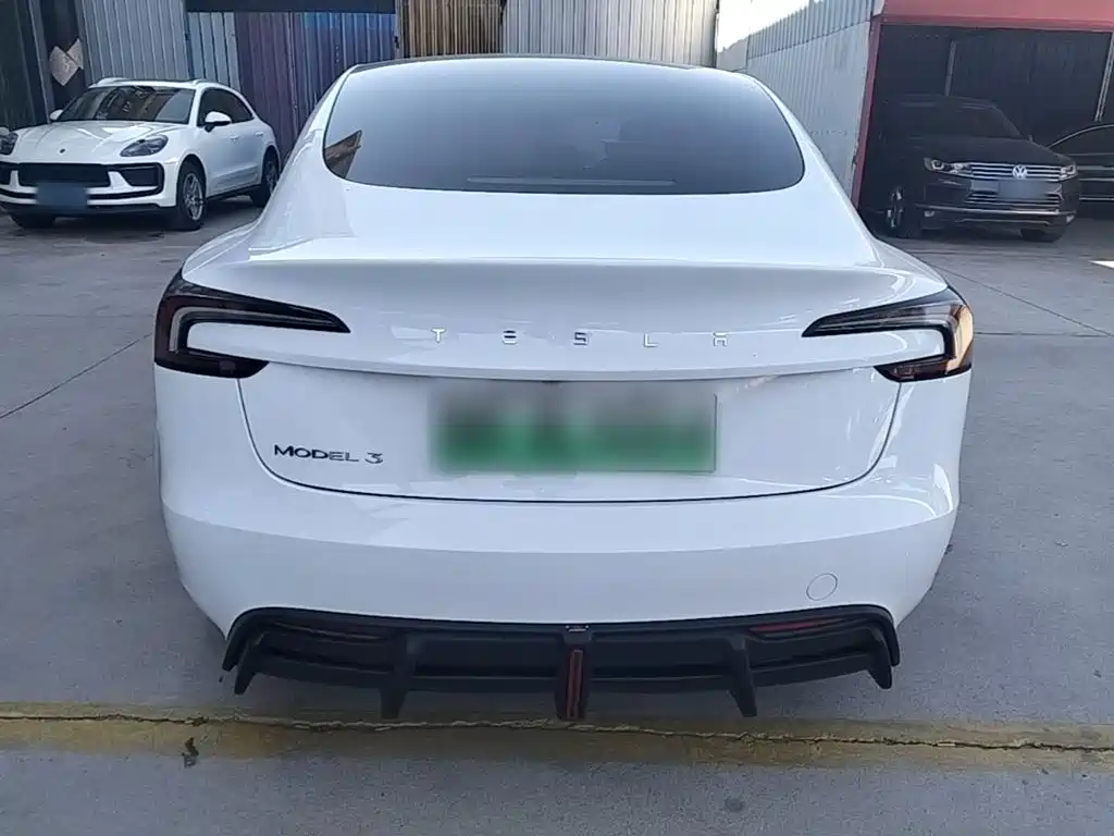 Tesla Model 3 — миниатюра 6