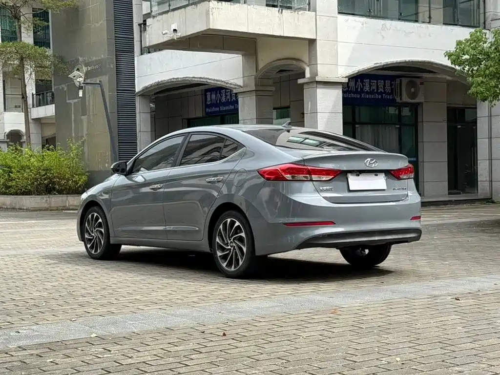 Hyundai Elantra — миниатюра 9