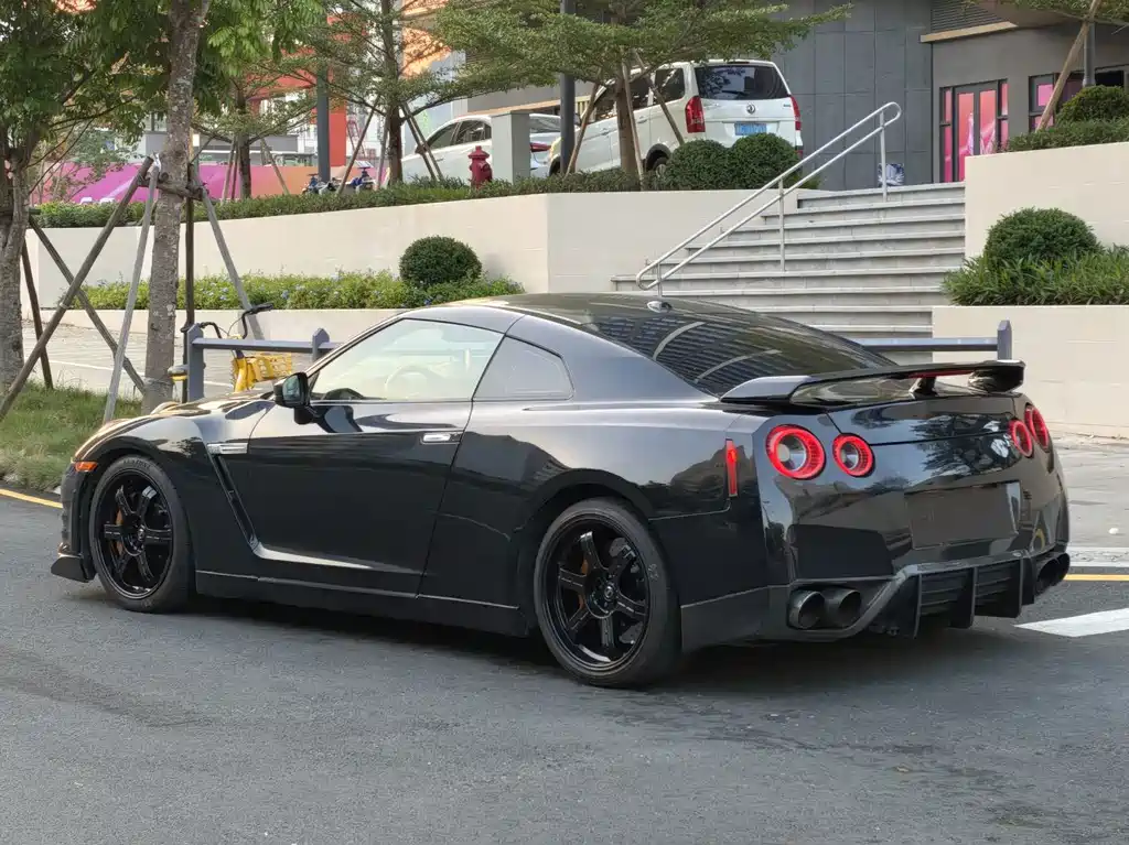 Nissan GT-R — миниатюра 4