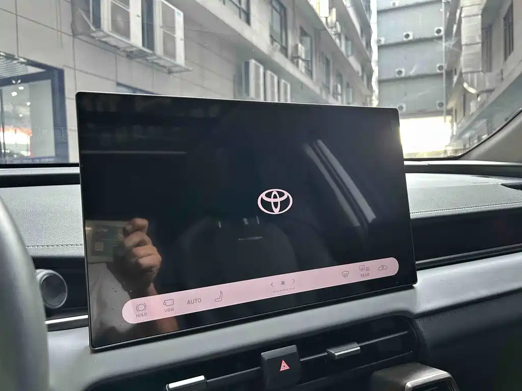 Toyota RAV4 — миниатюра 3