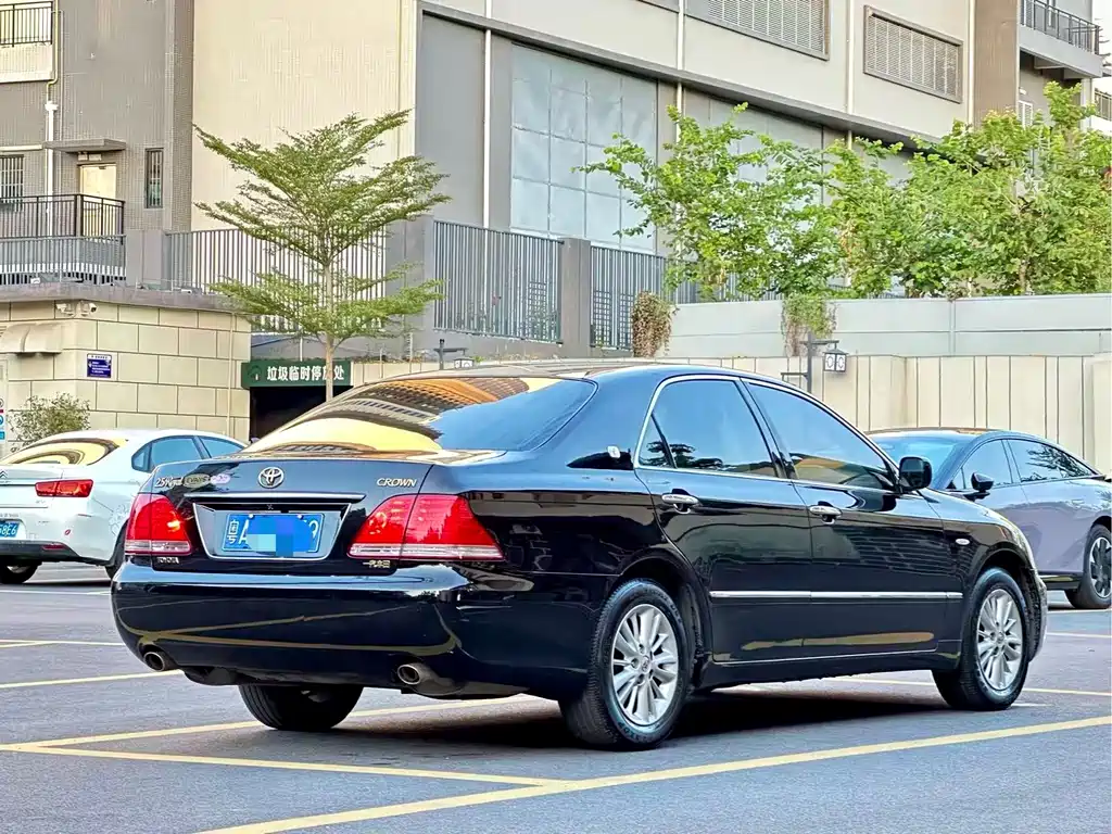 Toyota Crown — миниатюра 6