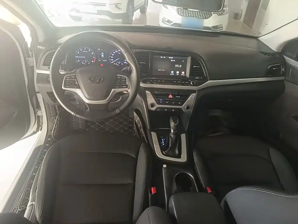 Hyundai Elantra — миниатюра 10