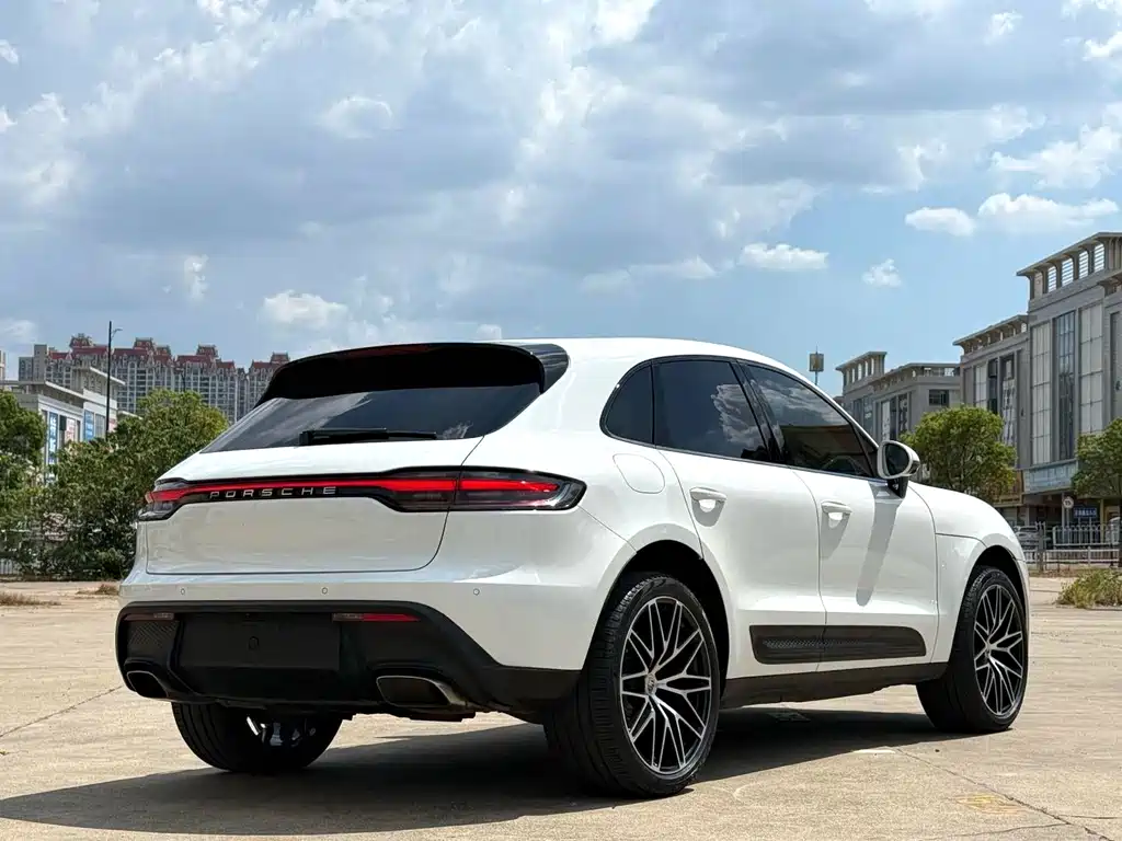 PORSCHE MACAN