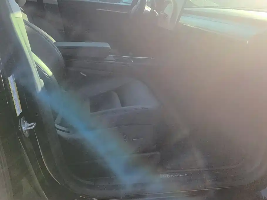 Tesla Model Y — миниатюра 8