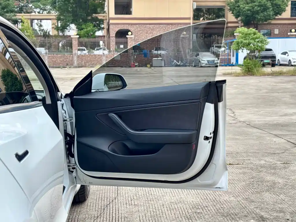 Tesla Model 3 — миниатюра 8