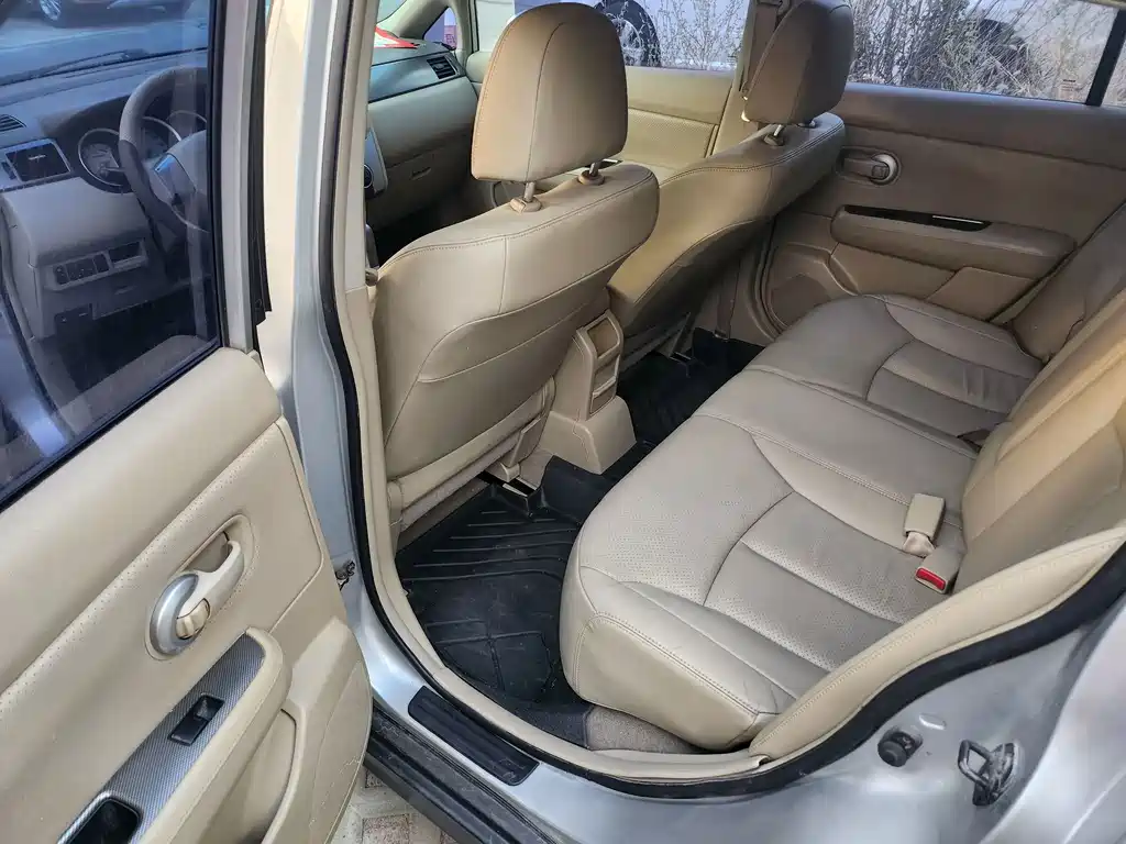 Nissan Tiida — миниатюра 8