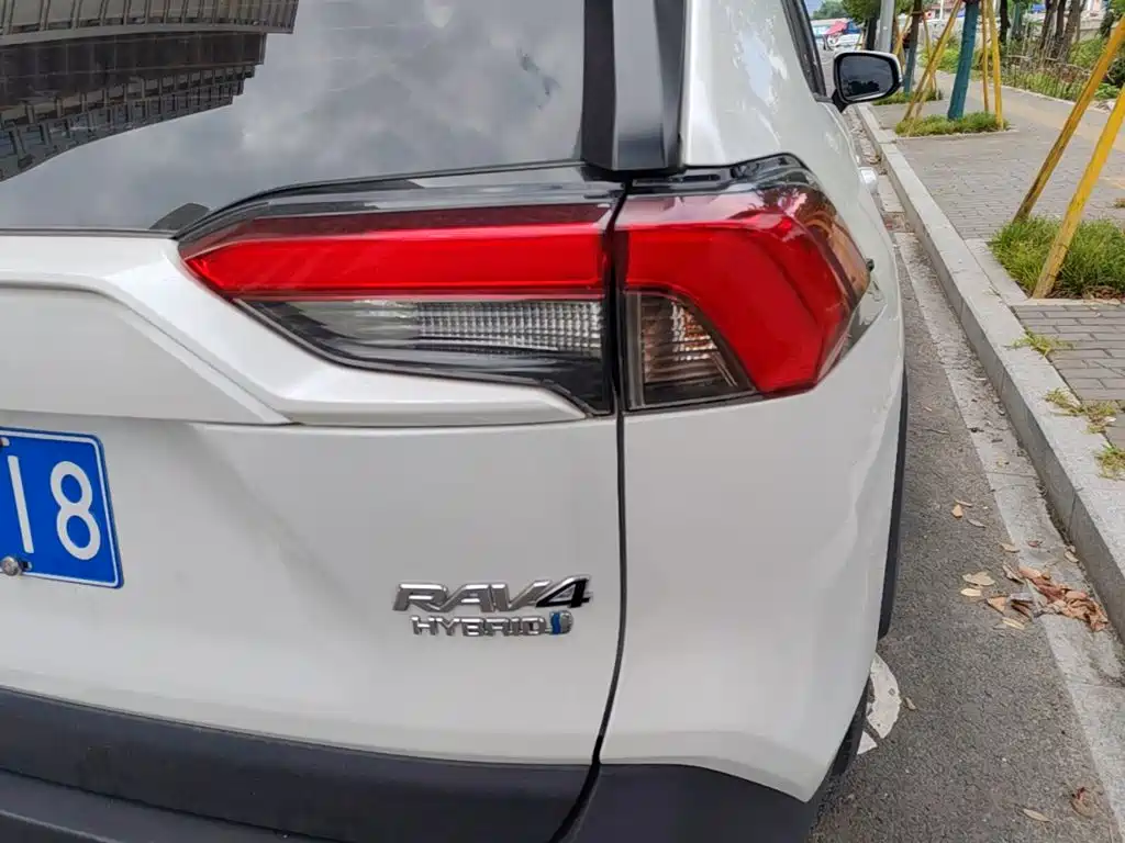 Toyota RAV4 — миниатюра 8