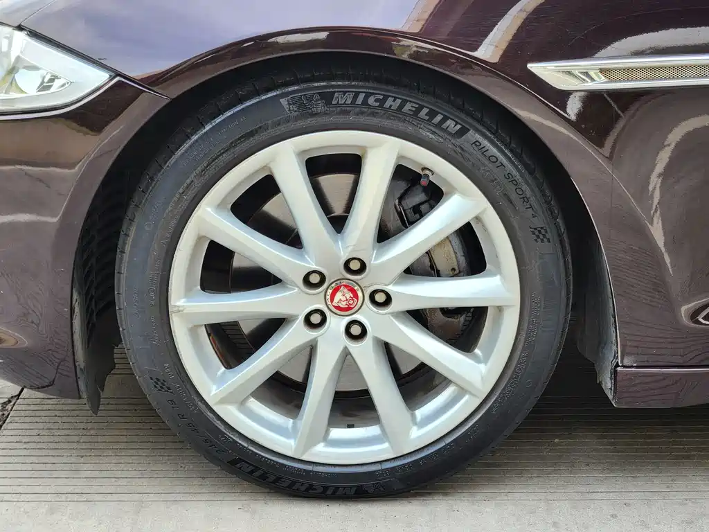 Jaguar XJ — миниатюра 5