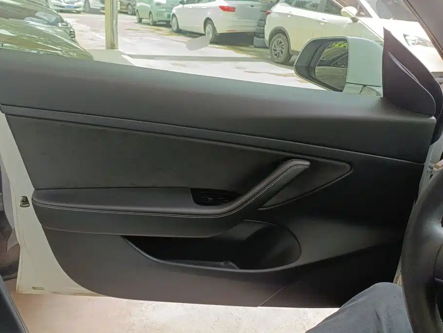 Tesla Model 3 — миниатюра 7
