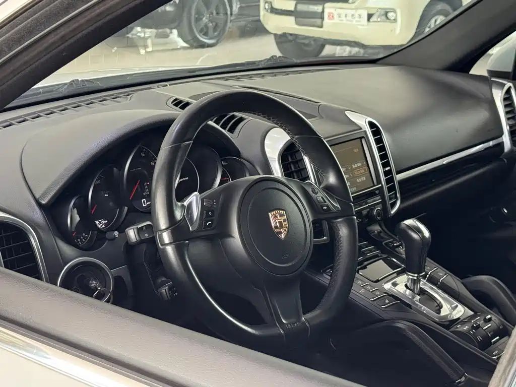 Porsche Cayenne — миниатюра 6