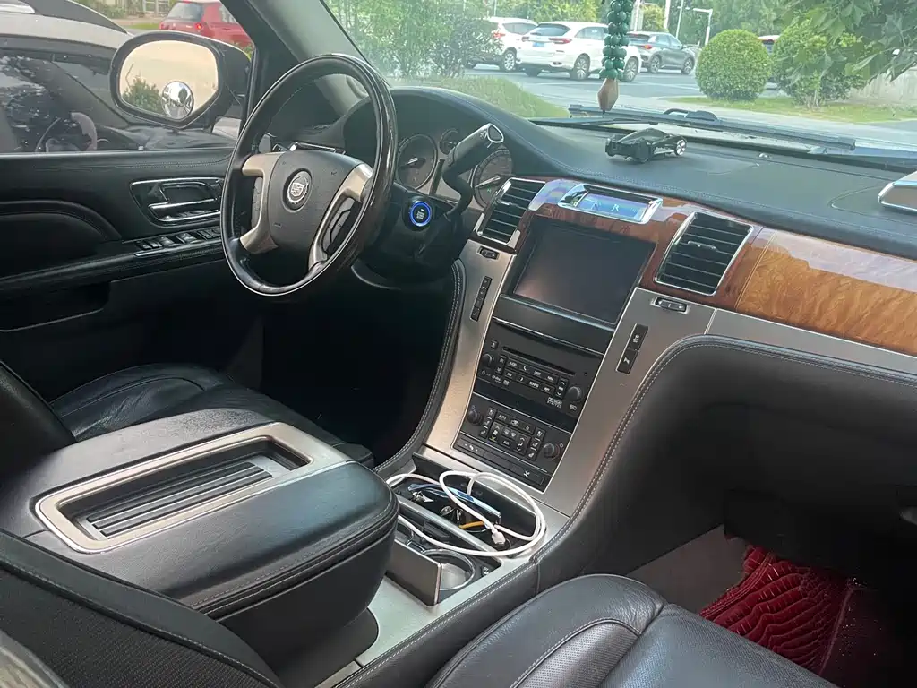 Cadillac Escalade — миниатюра 11