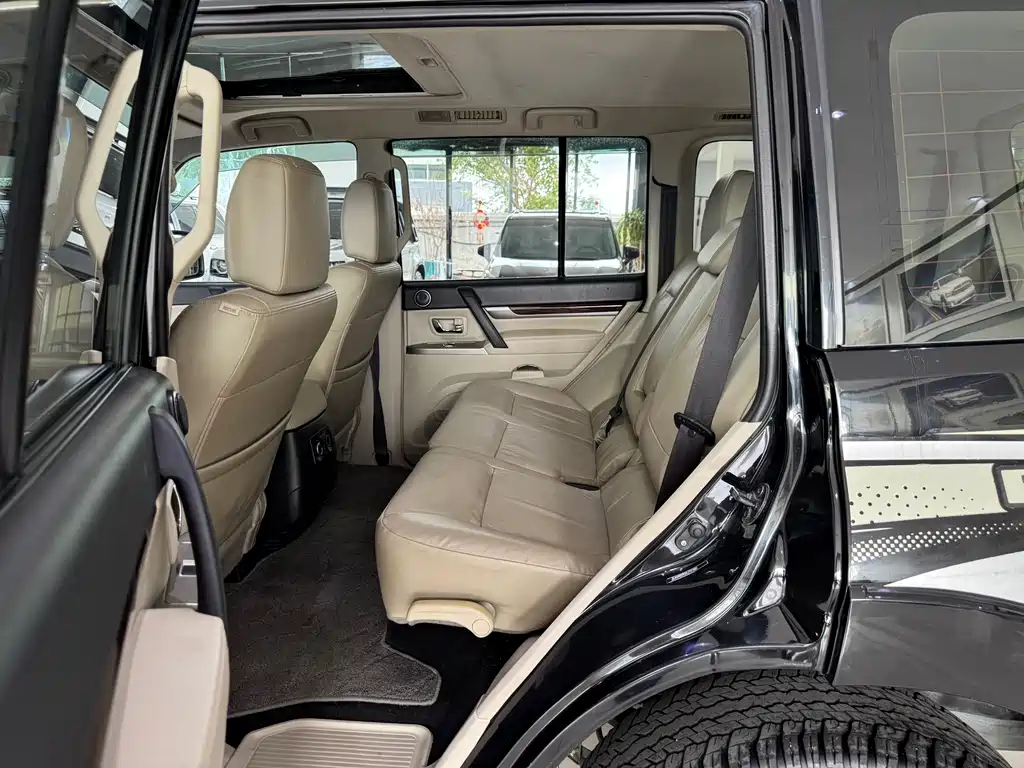 Mitsubishi Pajero (Import) — миниатюра 10