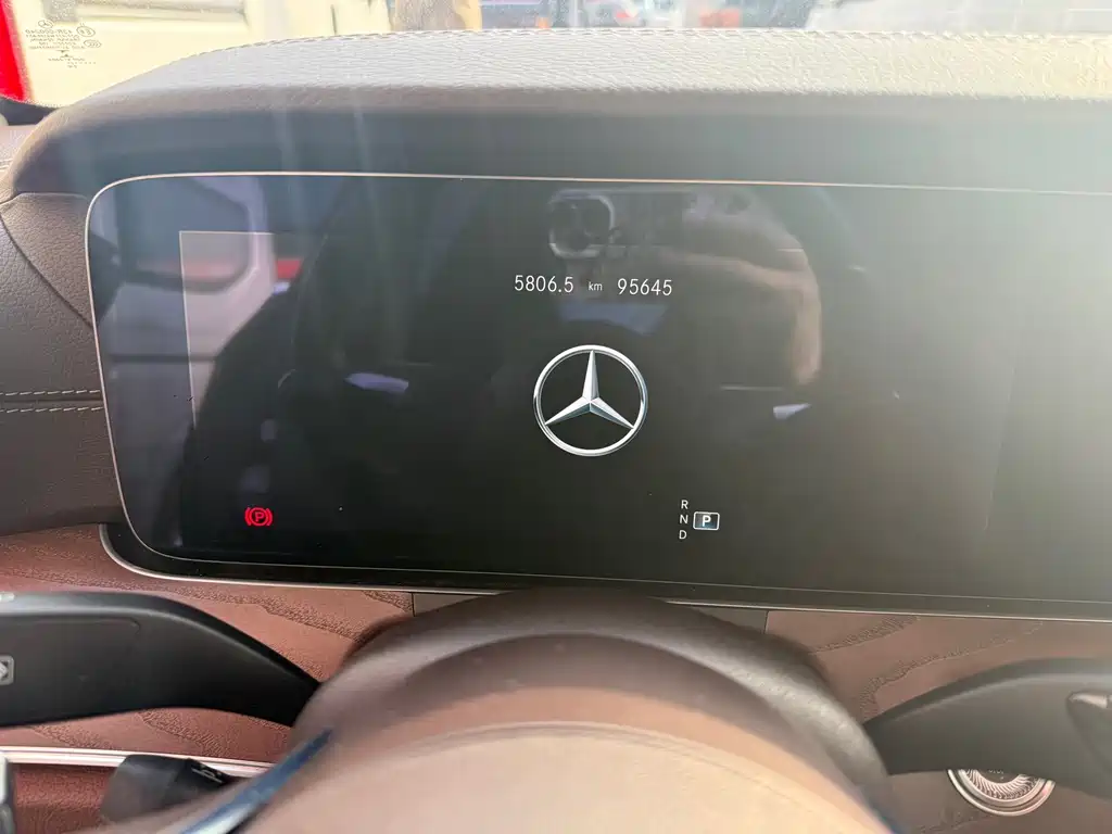 Mercedes-Benz E-Class — миниатюра 11