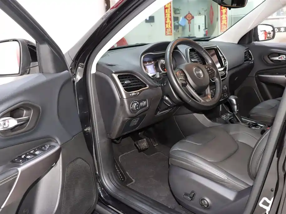 Jeep Cherokee 2.0T 2WD Leading Edition, фото 9