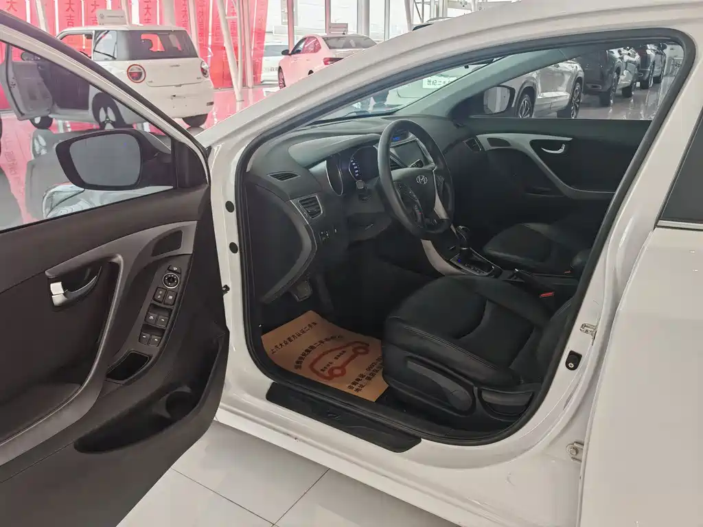 Hyundai Elantra 2016 1.6L AT Luxury