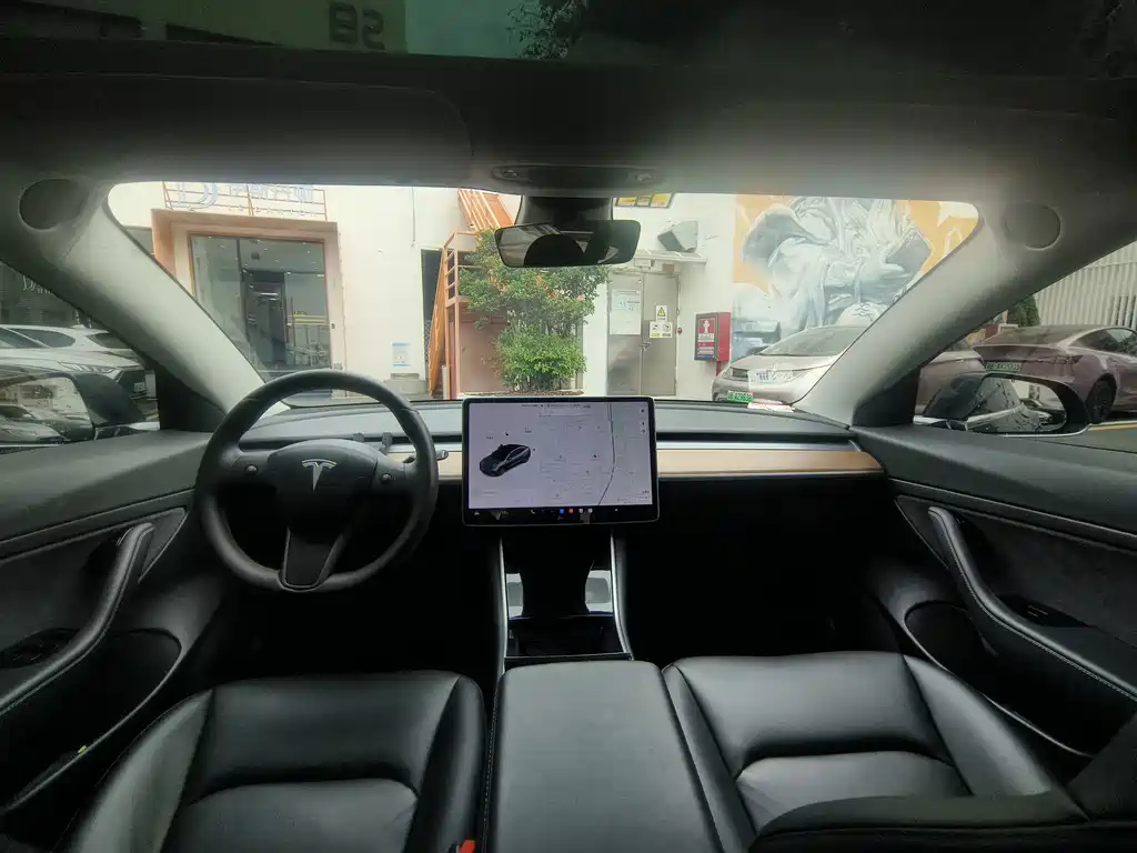 Tesla Model 3 — миниатюра 9