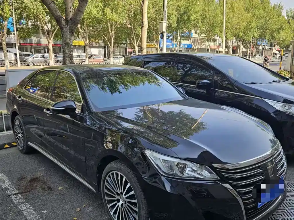 Toyota Crown — миниатюра 3