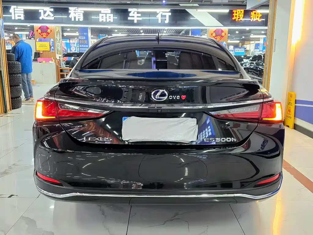 Lexus ES 2018 300h V