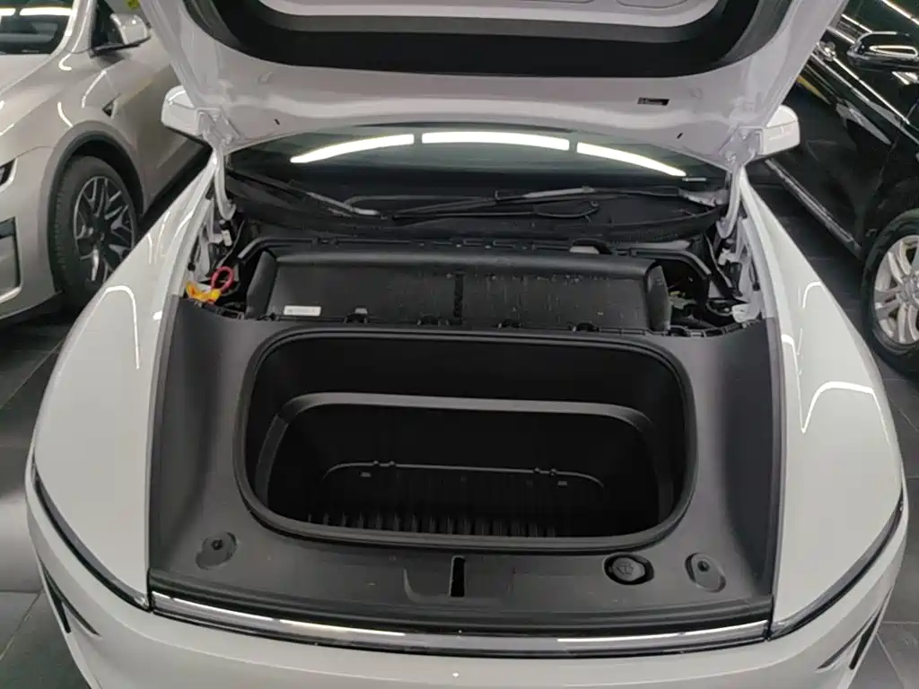 Tesla Model Y L — миниатюра 20