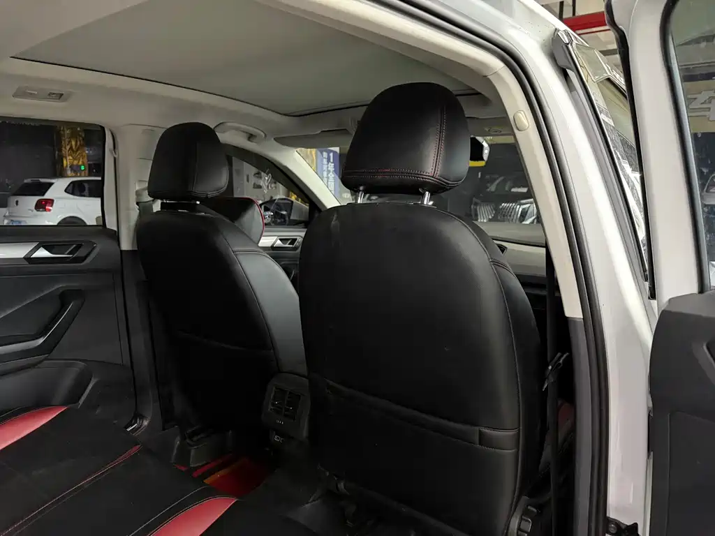 Volkswagen T-Roc — миниатюра 10