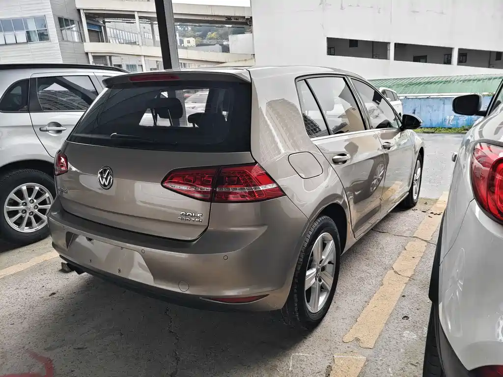 VOLKSWAGEN GOLF