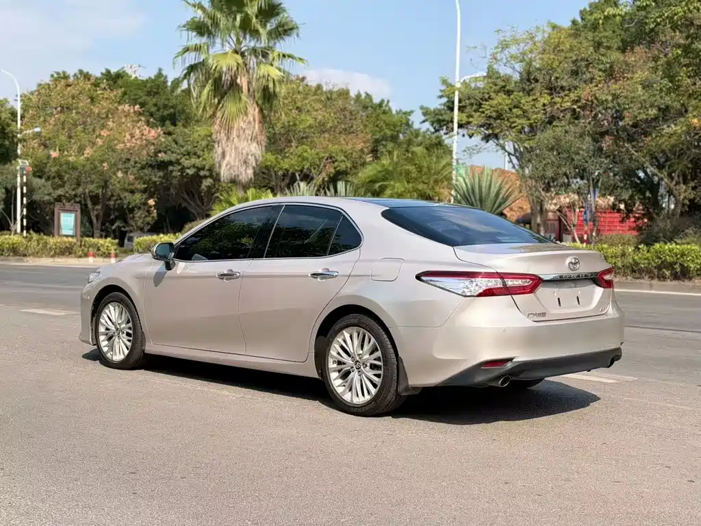 Toyota Camry — миниатюра 5