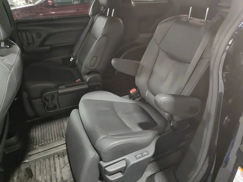 Toyota Sienna — миниатюра 17