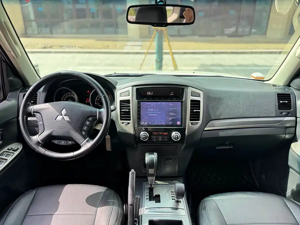 Mitsubishi Pajero (Import) — миниатюра 5