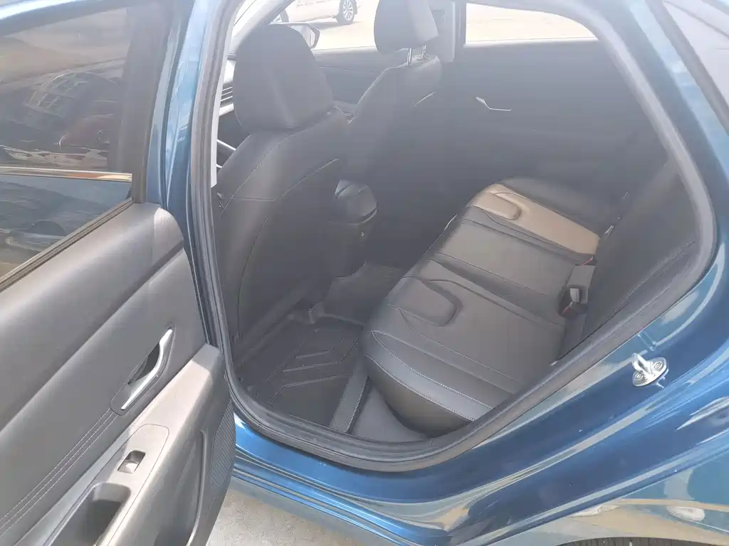 Hyundai Elantra — миниатюра 10