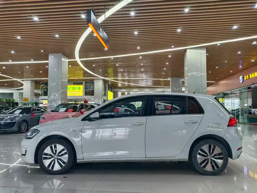 Volkswagen Golf EV — миниатюра 4