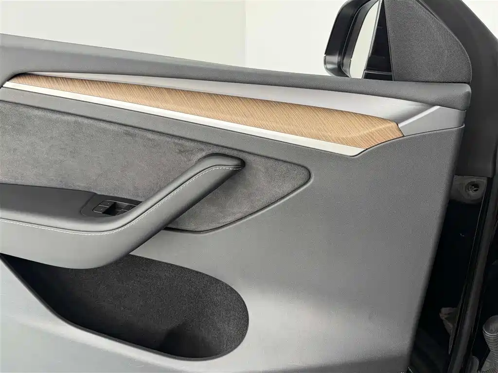 Tesla Model Y — миниатюра 8