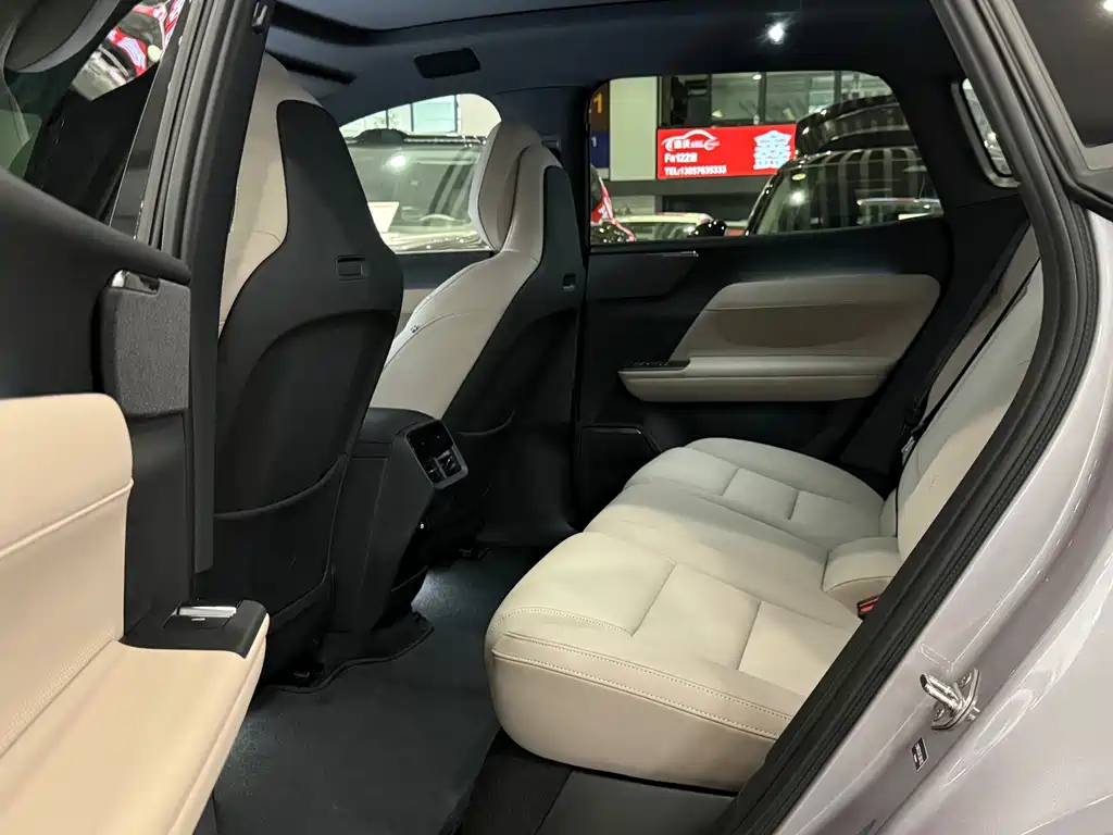 Volvo XC70 PHEV — миниатюра 7