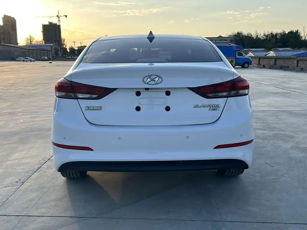 Hyundai Elantra — миниатюра 8