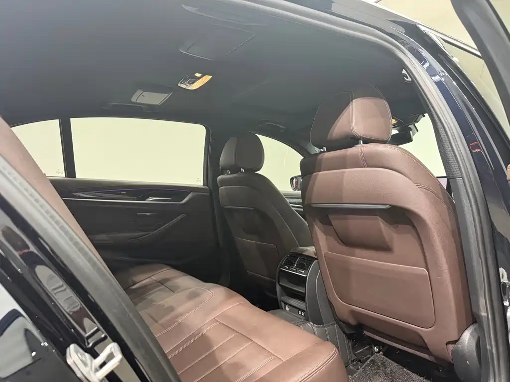 BMW 5 Series — миниатюра 10