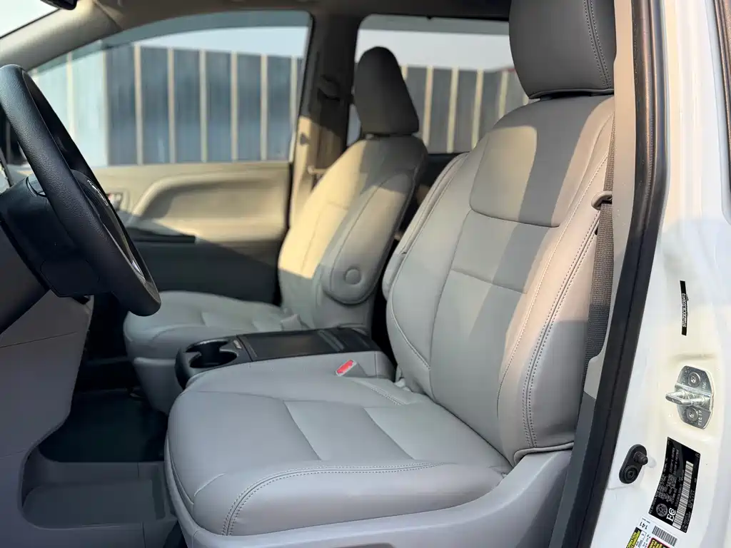 Toyota Sienna — миниатюра 4
