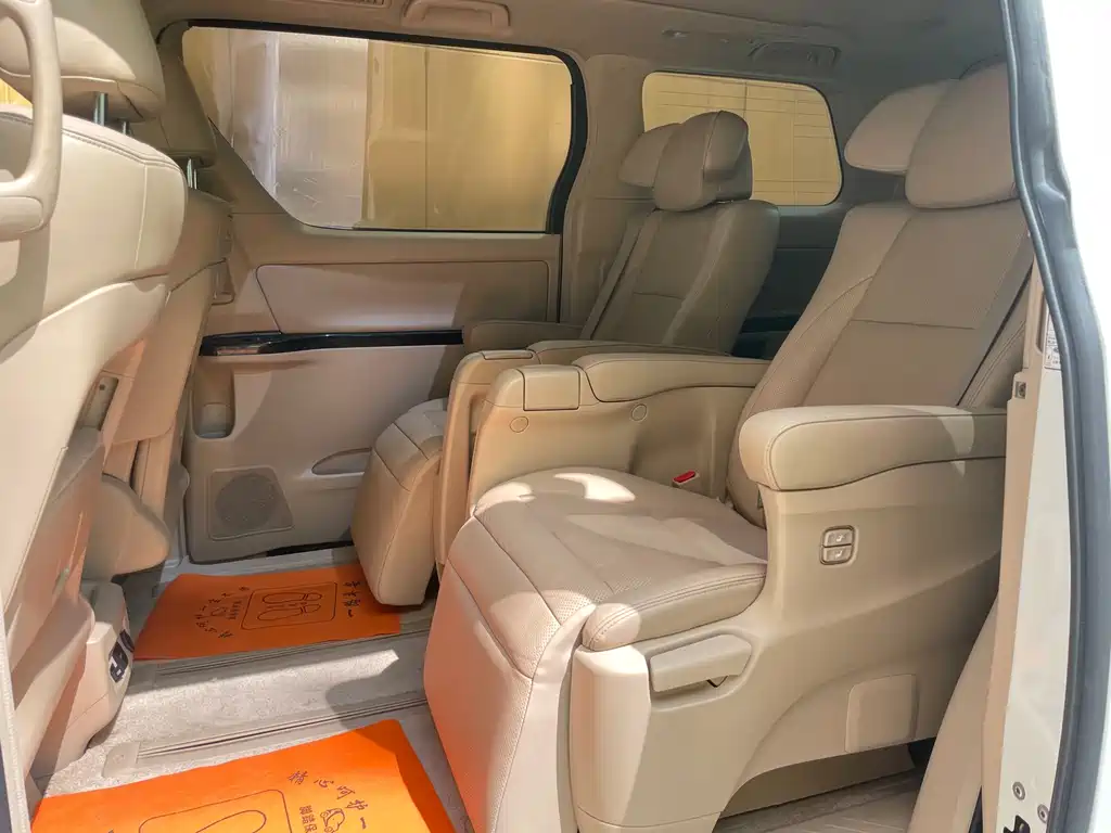Toyota Alphard — миниатюра 7