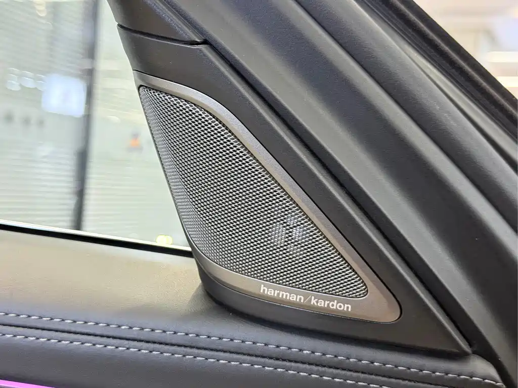 BMW 7 Series — миниатюра 13