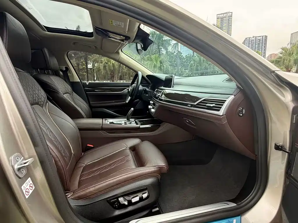 BMW 7 Series — миниатюра 6