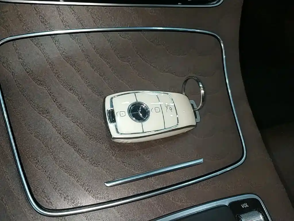 Mercedes-Benz E-Class — миниатюра 9