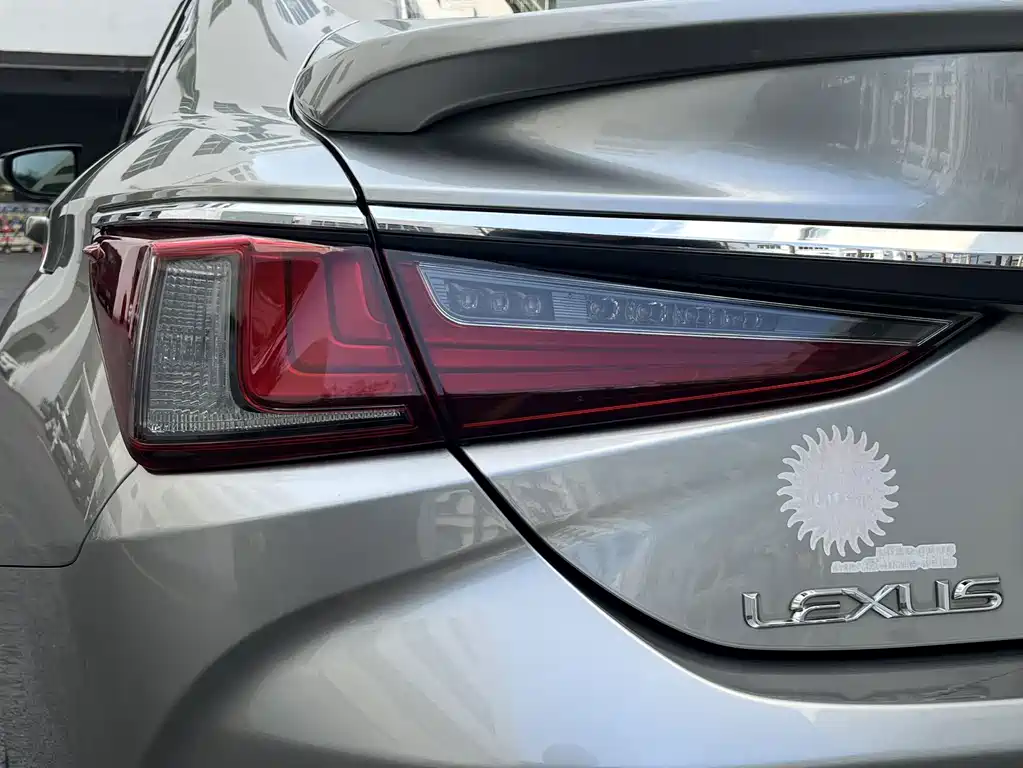 Lexus ES — миниатюра 12