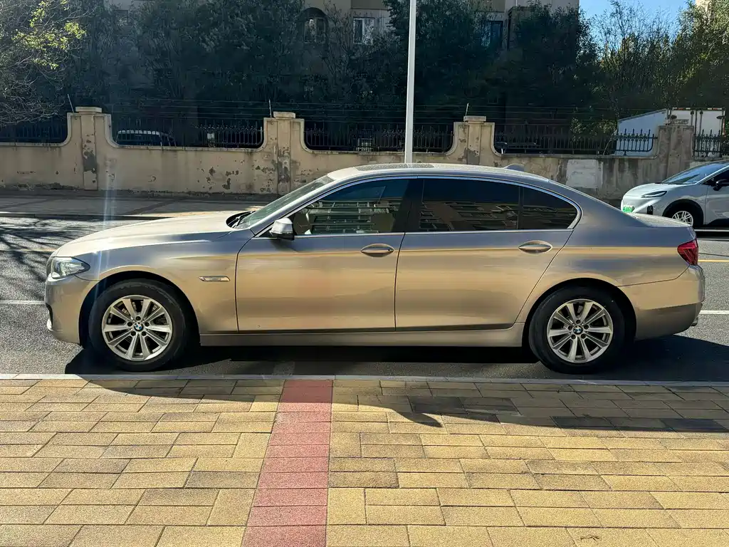BMW 5 Series — миниатюра 7