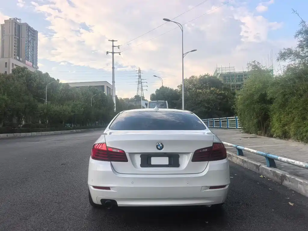 BMW 5 Series — миниатюра 8