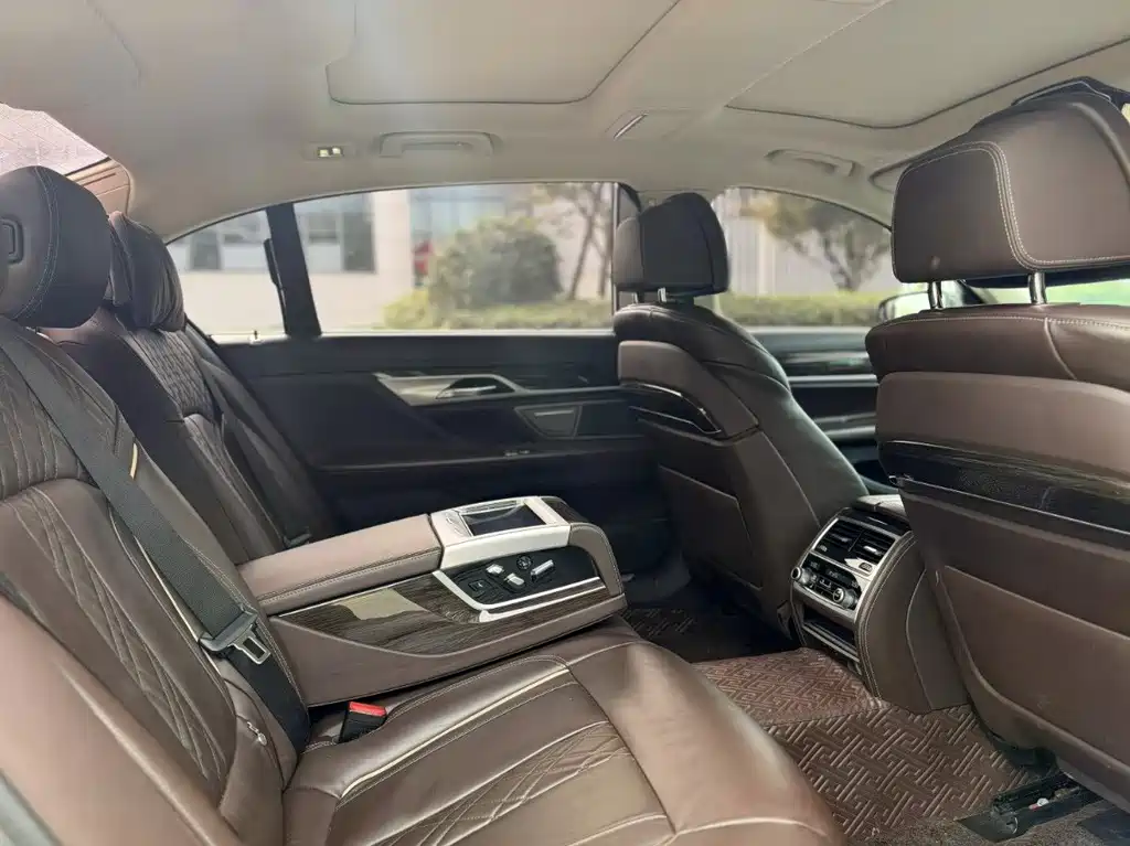 BMW 7 Series — миниатюра 7