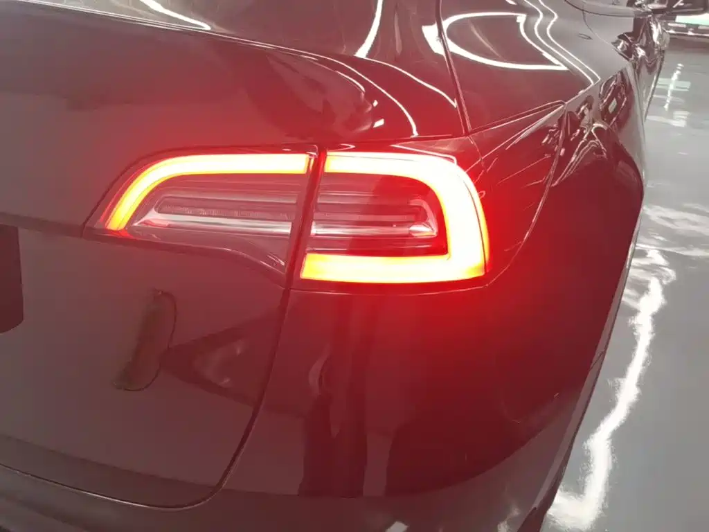 Tesla Model Y — миниатюра 8