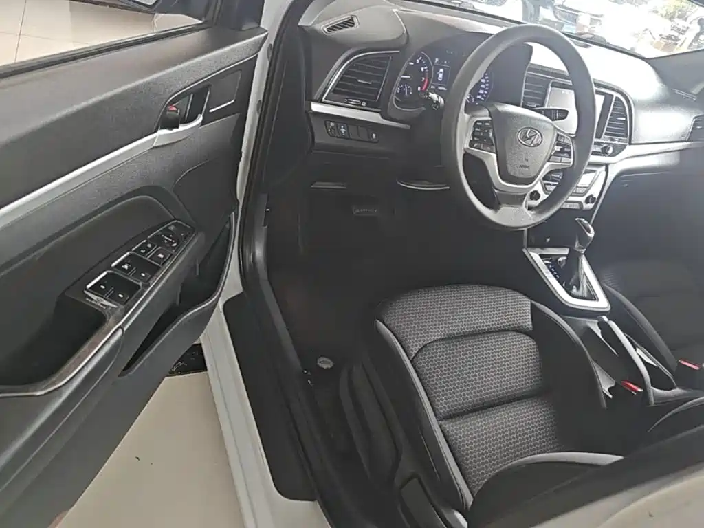Hyundai Elantra — миниатюра 16