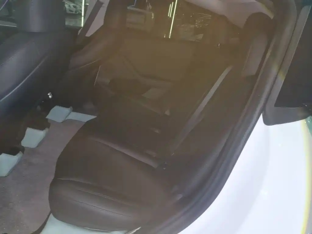 Tesla Model Y — миниатюра 17