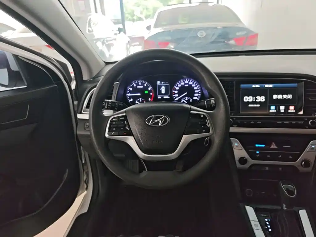 Hyundai Elantra — миниатюра 11